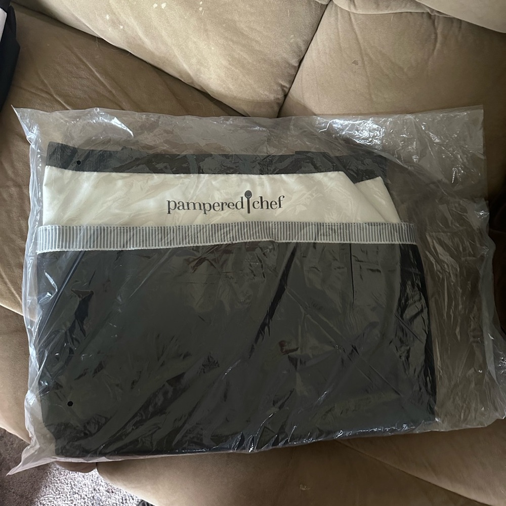 Pampered Chef Black and White Consultant Bag